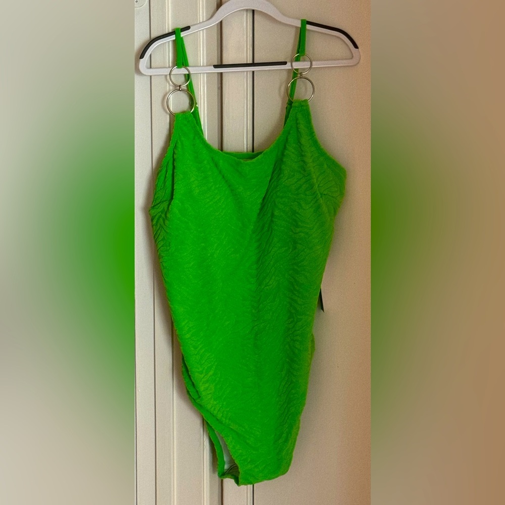 👙☀️🕶️ NWT Adorable one piece swim suit